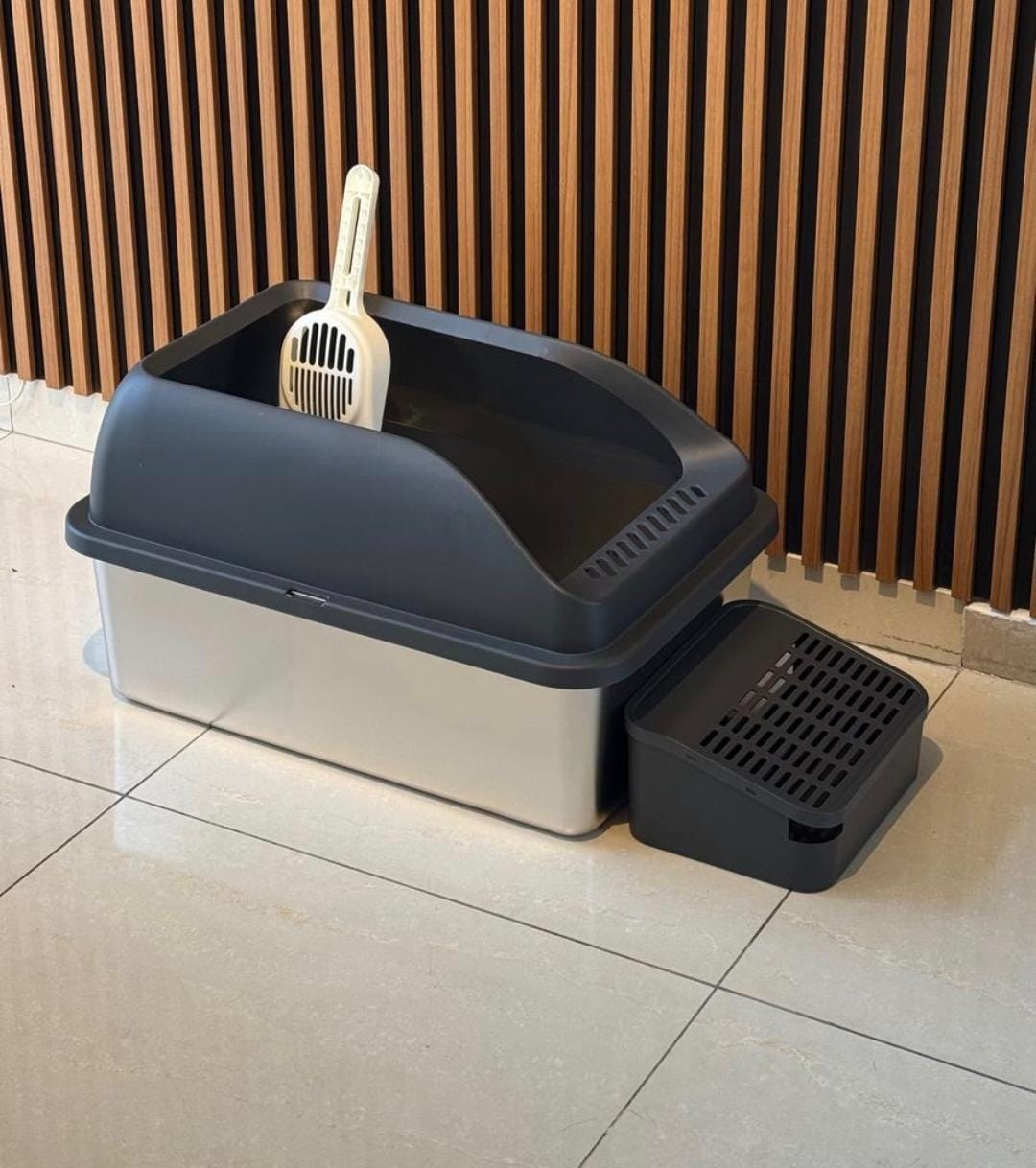 metal cat litter box with high sides and step